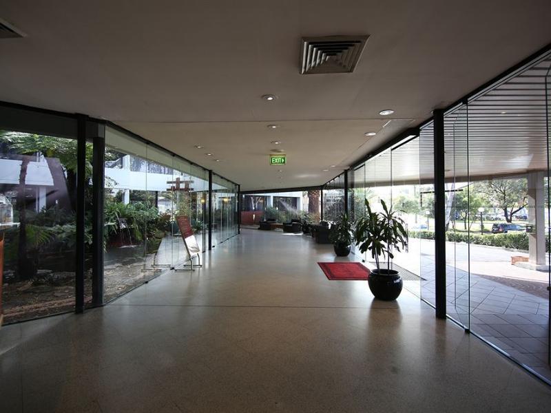 By Ihg