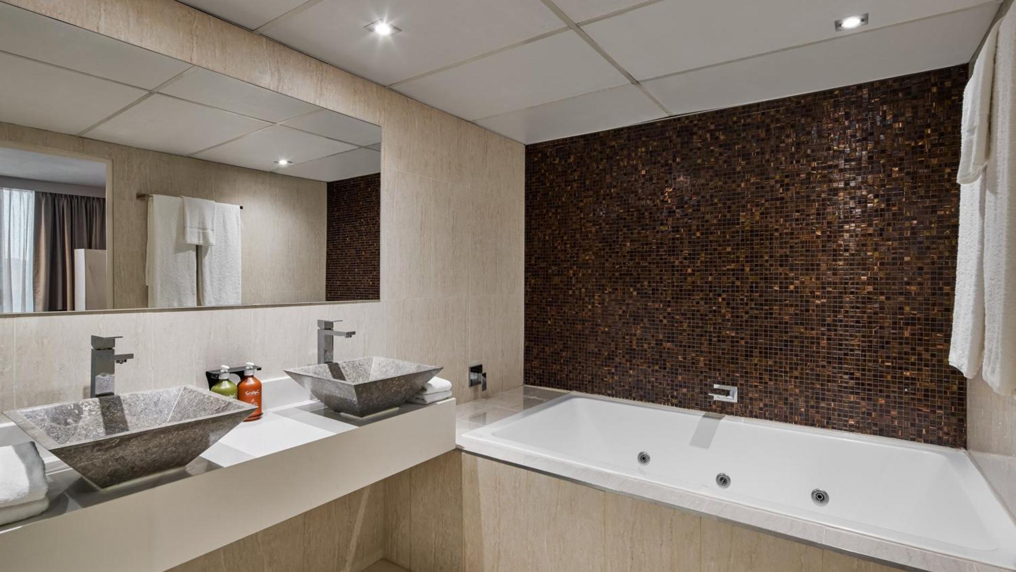 By Ihg 4* Warwick Farm